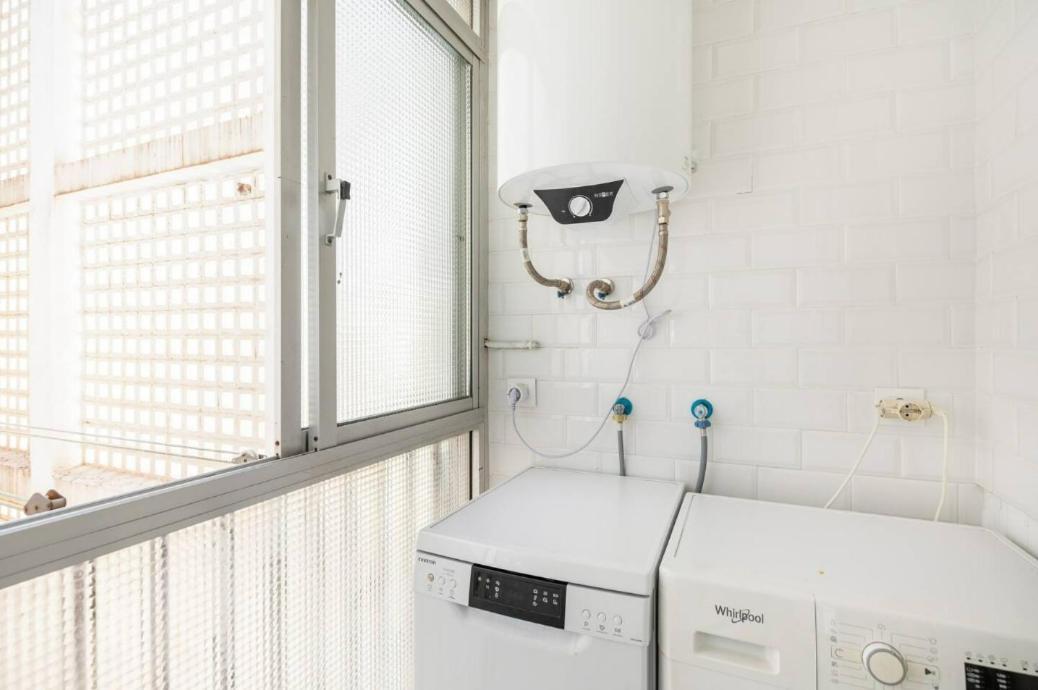 Apartamento Amplio Con 4 Habitaciones Y 2 Banos - Great Apartment With 4 Rooms - 2 Baths Sevilla Kültér fotó