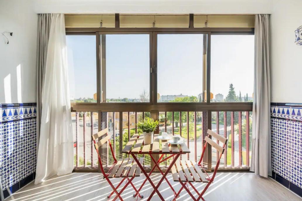 Apartamento Amplio Con 4 Habitaciones Y 2 Banos - Great Apartment With 4 Rooms - 2 Baths Sevilla Kültér fotó