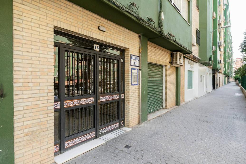 Apartamento Amplio Con 4 Habitaciones Y 2 Banos - Great Apartment With 4 Rooms - 2 Baths Sevilla Kültér fotó