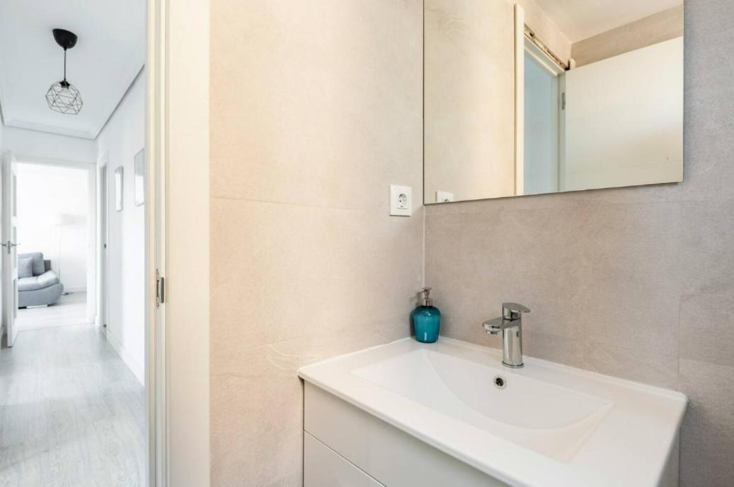 Apartamento Amplio Con 4 Habitaciones Y 2 Banos - Great Apartment With 4 Rooms - 2 Baths Sevilla Kültér fotó