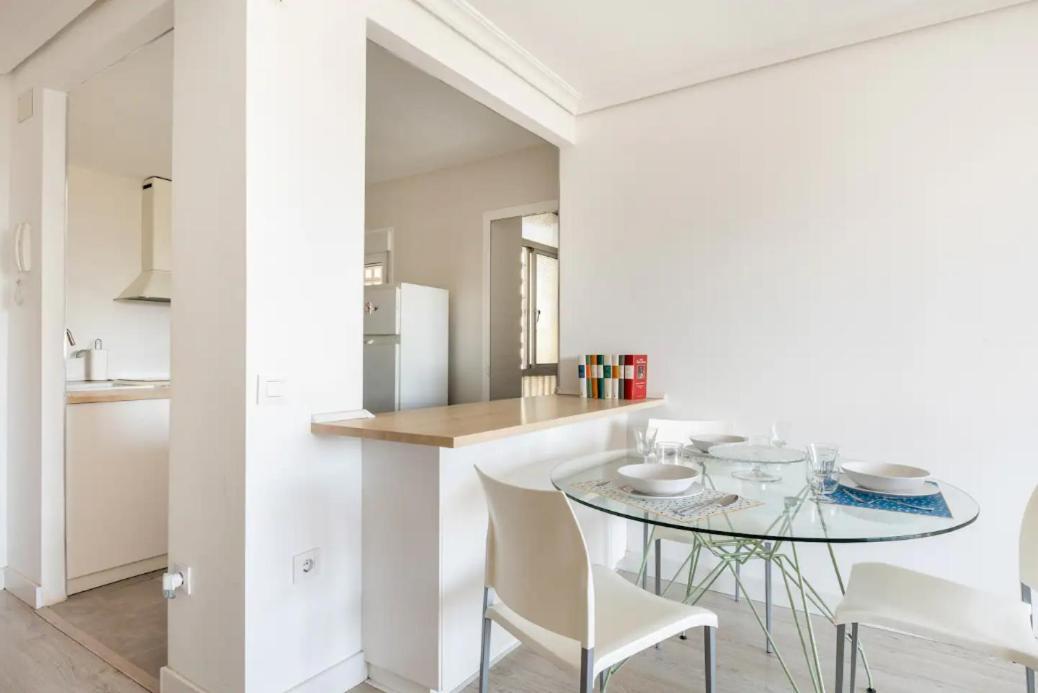 Apartamento Amplio Con 4 Habitaciones Y 2 Banos - Great Apartment With 4 Rooms - 2 Baths Sevilla Kültér fotó